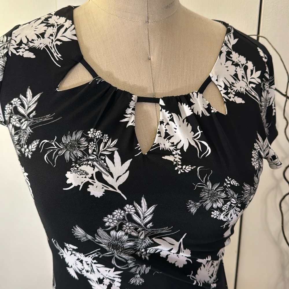 White House Black Market short sleeve floral blouse - Picture 2 of 7